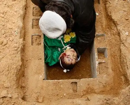 巴勒斯坦人安葬被以色列炸死的6个月大的婴儿