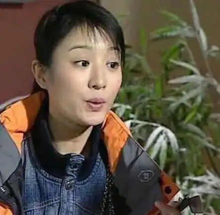 记得家有儿女里小雪好朋友戴明明吗?她竟开始演中年妇女了