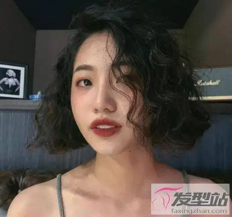 侧分短发羊毛卷,看起来会比较成熟一些,这样的发型更适合轻熟风而且