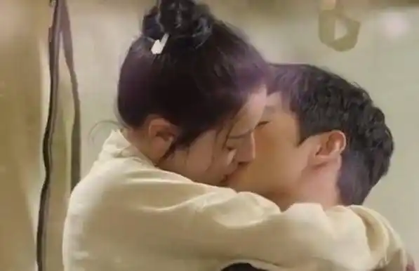 杨洋热巴吻戏太刺激开拍3天就激吻还在不同场合解锁热吻姿势