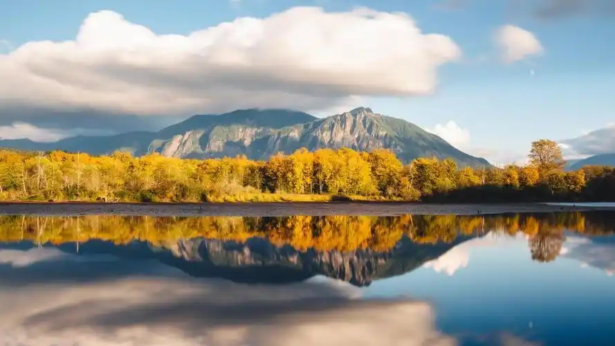 标签天空横向移动水体树木蓝色和白色湖山自然风景山.简介壁纸细节