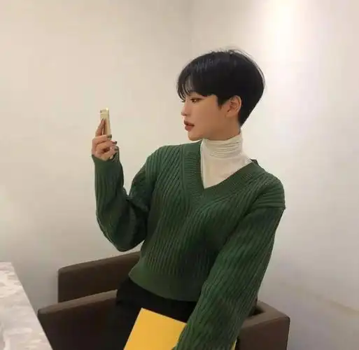 最常见的就是韩式的少年感超短发了女生剪起来也是英气逼人露出优越的