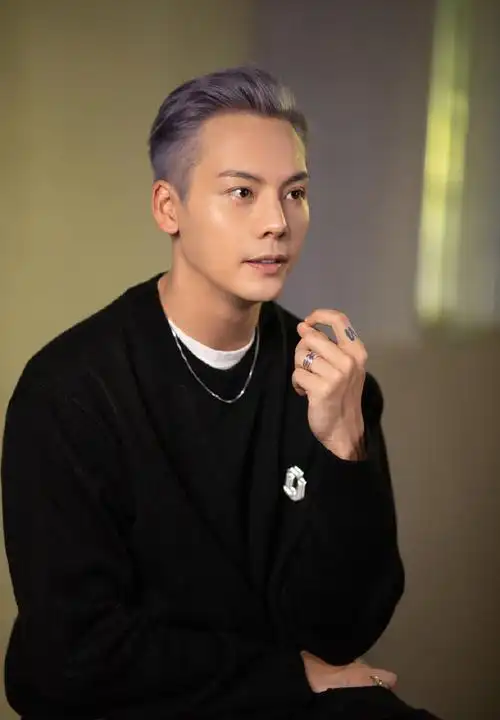 陈伟霆灰紫色头发狂野风温柔撸猫帅照图片34