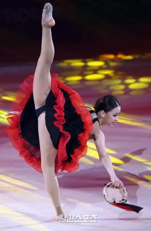 孙妍在再秀招牌一字马 动作大胆不惧走光_手机网易网