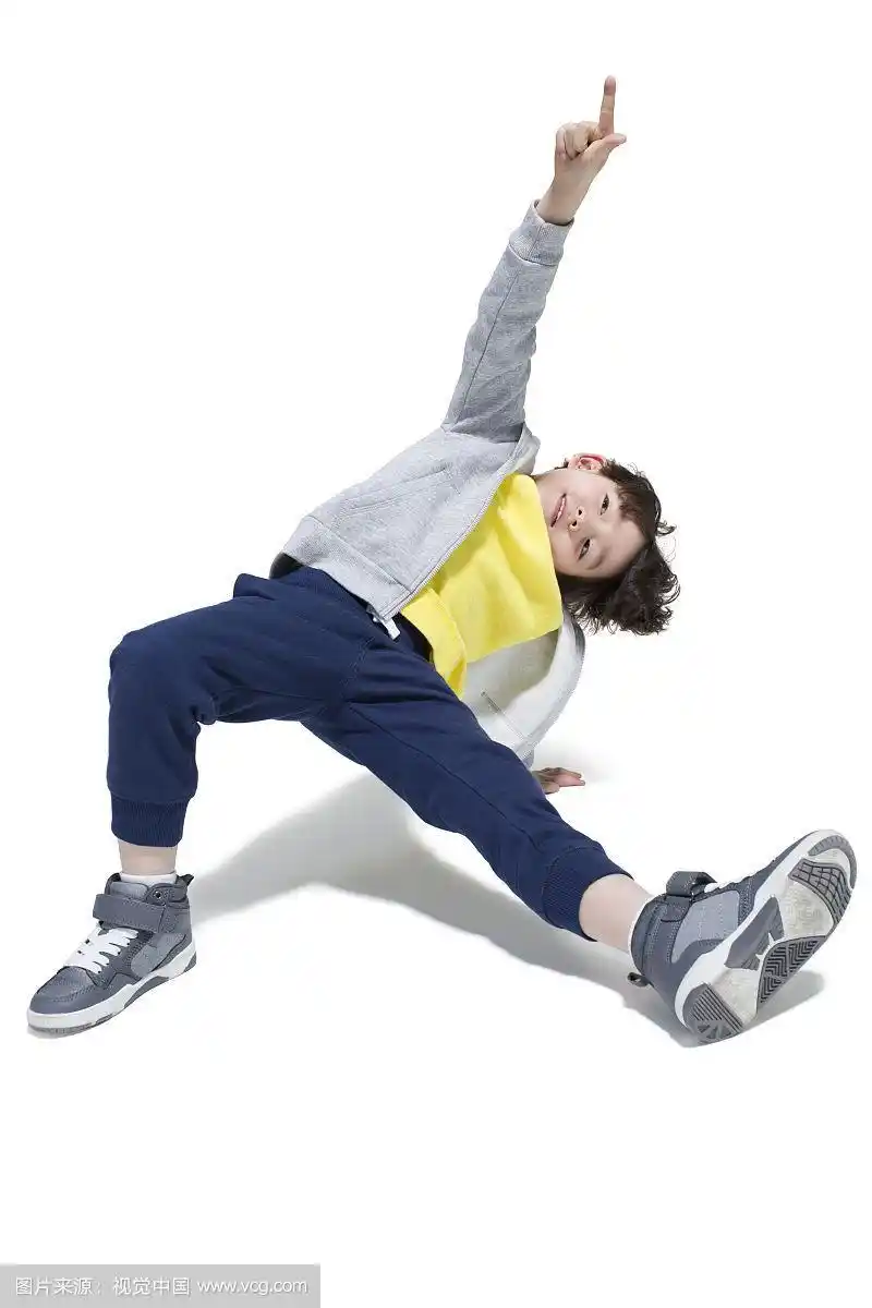 可爱的小男孩跳街舞