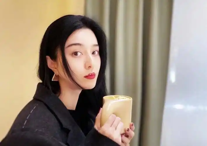 范冰冰晒温柔生活照 红唇配西装慵懒感满分