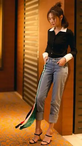 万茜才是时髦"教科书",穿黑衬衫配牛仔裤亮相,半扎丸子头好美