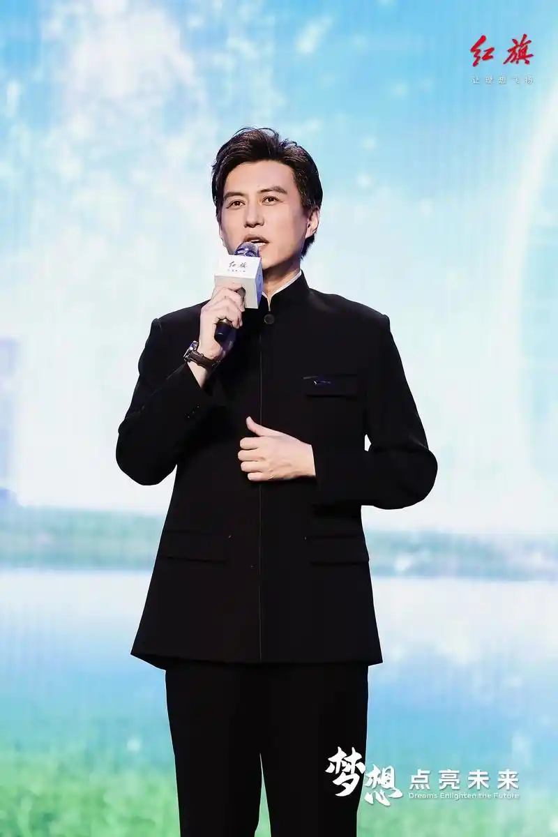 #红旗 靳东老师是真的帅,与偶像同台的一天,未来让我们共同为 - 抖音