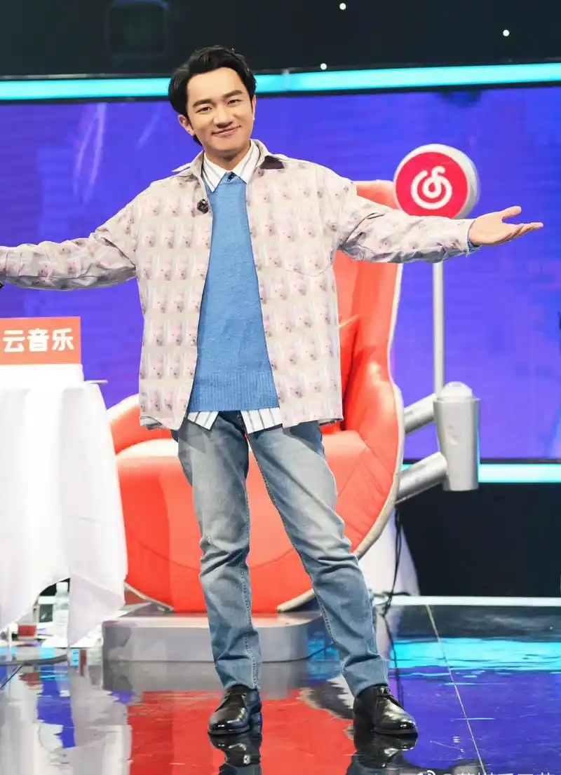 王祖蓝个子不高,脚看着却不小.