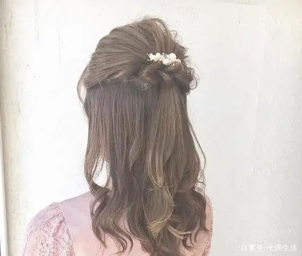 简单扎发,减龄编发,自然也很适合甜美的你哟