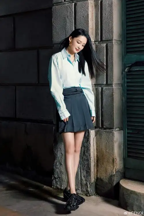 演员@李沁身着2023秋冬女士系列与全新first 1 运动鞋,慢步街角,微光