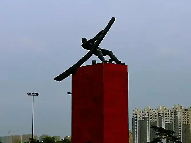 "激流勇进的摇橹人"——吉林市城雕.