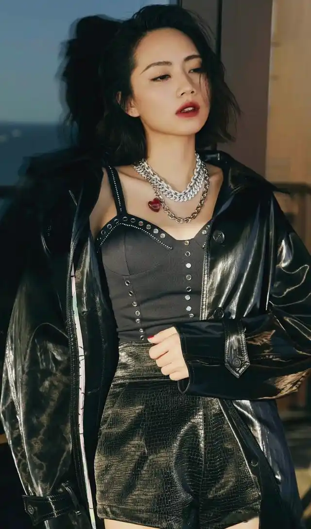 刘惜君高清时尚美图壁纸收藏分享,喜欢的小伙伴可以收藏转发评论