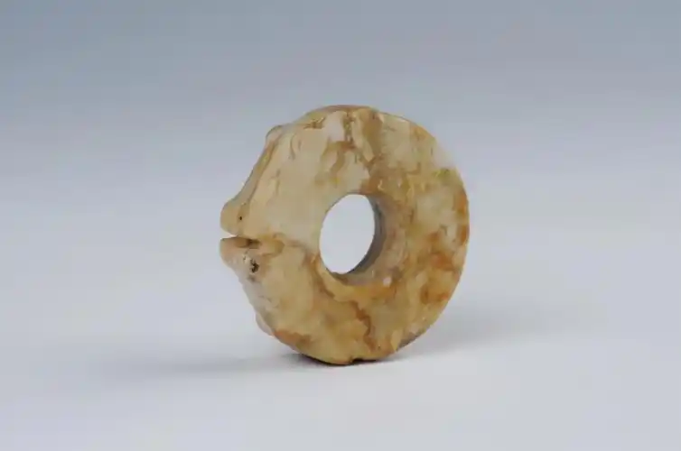 良渚文化双龙连体环形玉佩