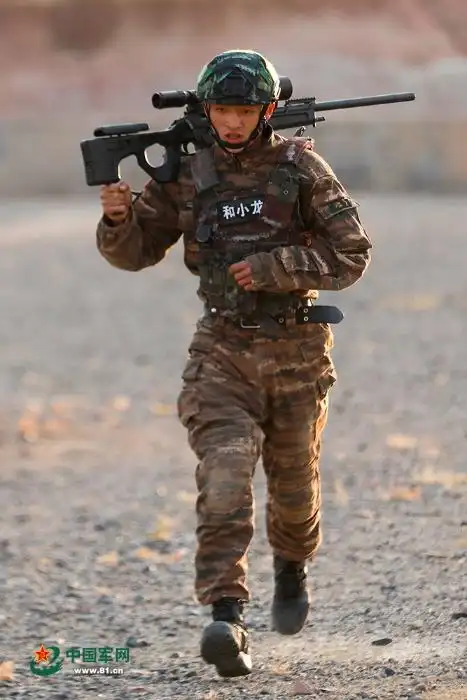 向射击点前进特战队员多课目实弹射击练就一枪毙敌本领