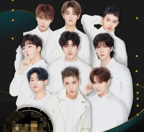 和蔡徐坤合影后,于正笑得合不拢嘴,粉丝却直呼于正眼神不正常!