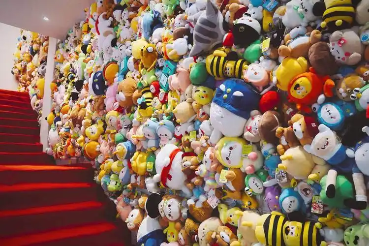 史上最大面娃娃墙落户湖滨银泰