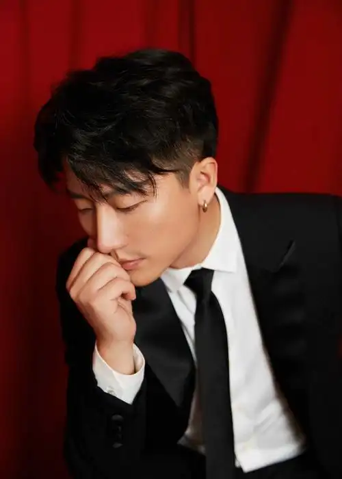 黄轩出席年度盛典荣获年度魅力演员称号