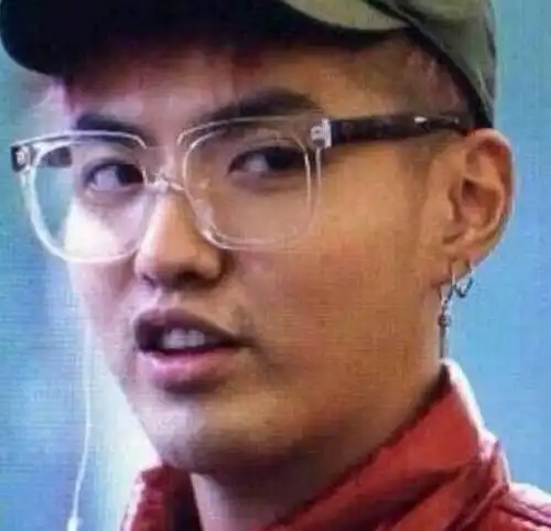 可谁曾想,吴亦凡小哥哥素颜的样子,令人大吃一惊:或者是这样的:说到