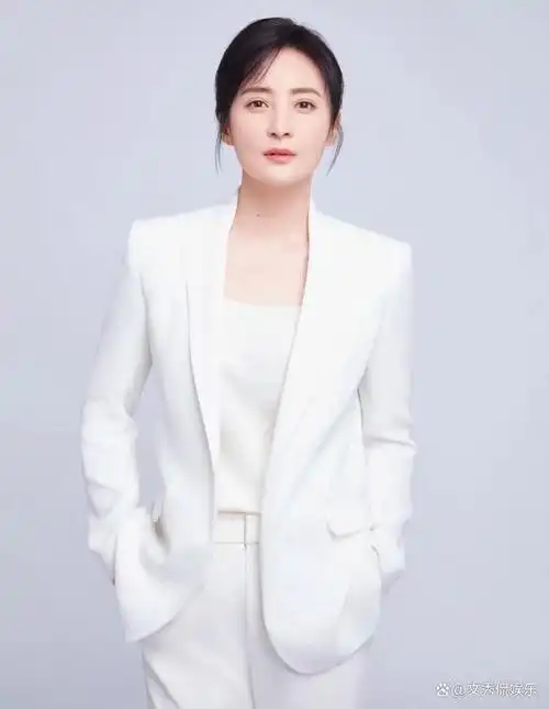 近日,蒋勤勤身穿米色短款外套,下身搭配天蓝色牛仔阔腿裤,脚踩白色小