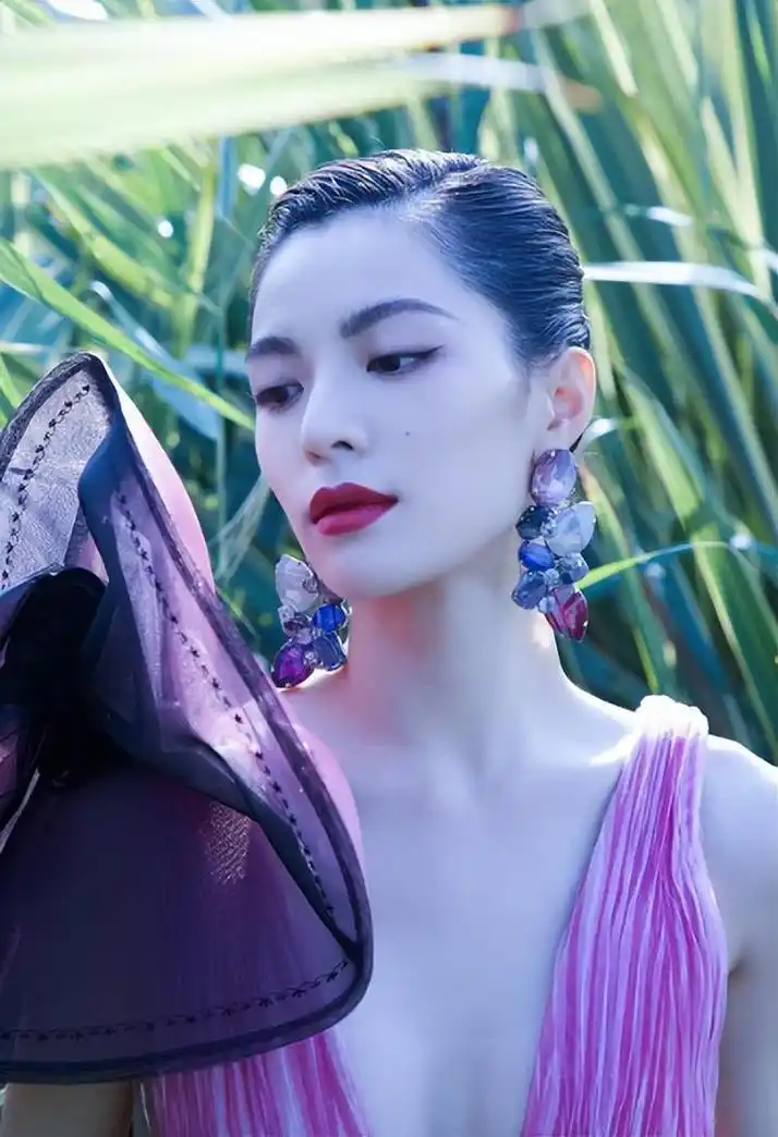 钟楚曦:冯小刚,成龙力捧的新生代女星,演艺之路璀璨夺目 钟楚曦,这位