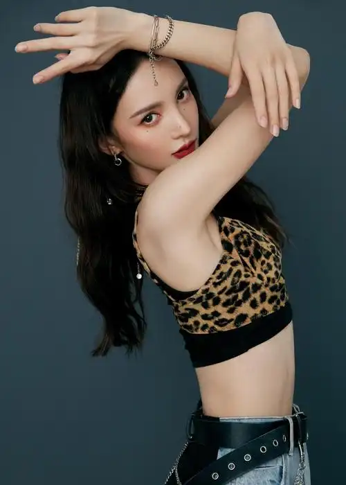 金晨穿豹纹运动背心 秀性感蛮腰