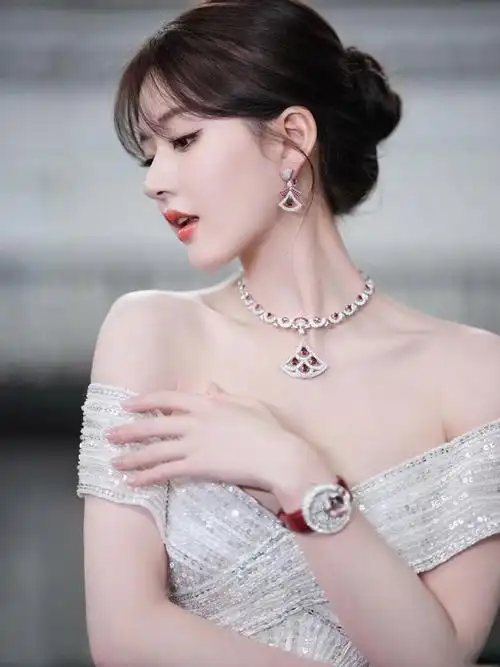 小可爱赵露思今日bvlgari活动造型,白色一字肩亮片礼服