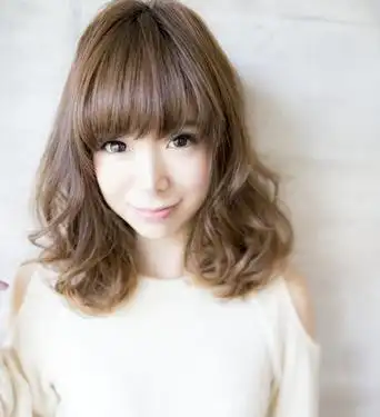 2013甜美中短发梨花烫发型图片