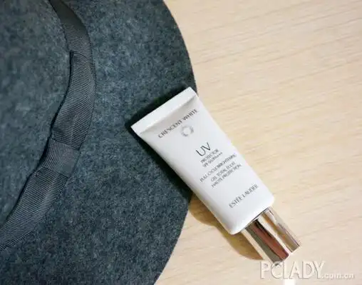 出门的时候防晒衣和墨镜必不可少,这些也能为肌肤竖起防御屏障.