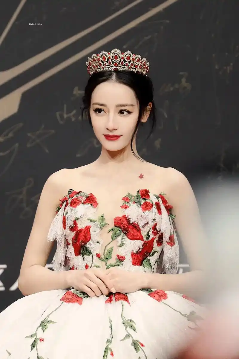 迪丽热巴 迪圈在逃公主9499 #盛世美颜 @dou 小助 - 抖音