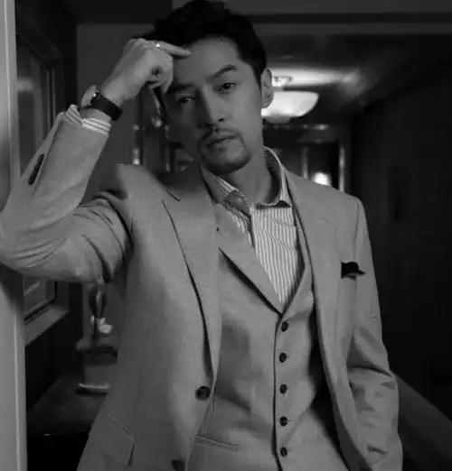 37岁胡歌近照曝光络腮胡造型却被吐槽老了没男人味