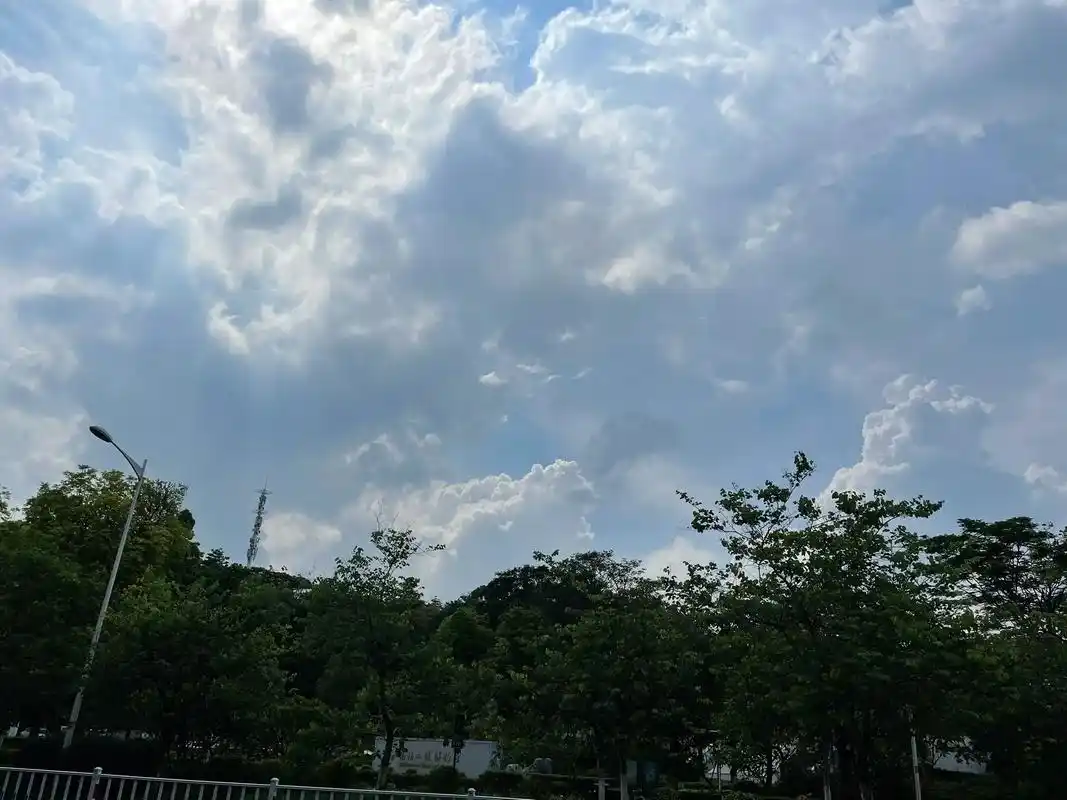 如果不开心那就抬头看看天上的云朵吧.ta和我说每次不开心就抬 - 抖音