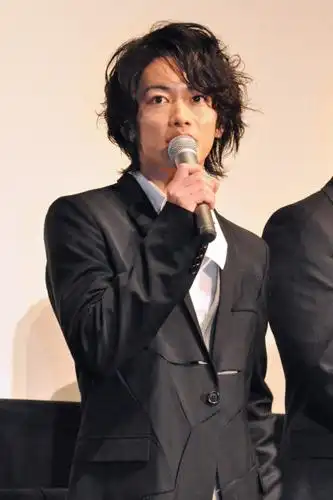 左から生瀬胜久,仲间由纪恵,阿部寛