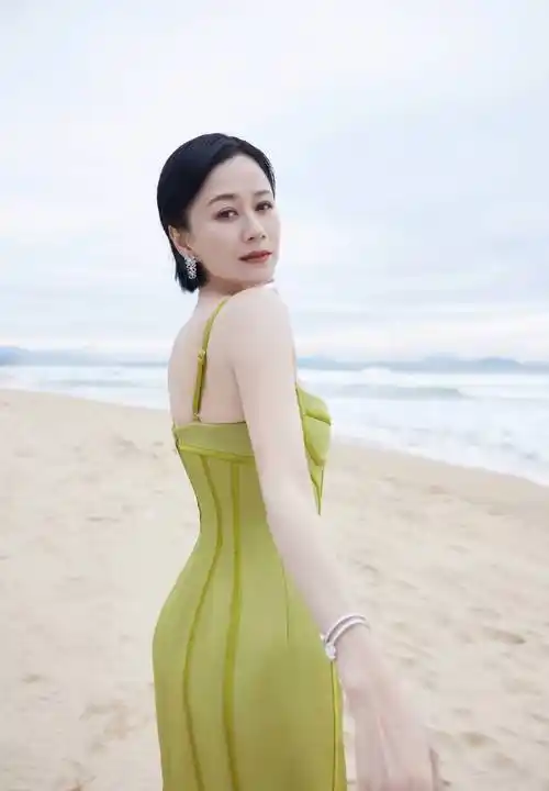 倪虹洁在社交平台上晒出一组造型写真大片-爱读书