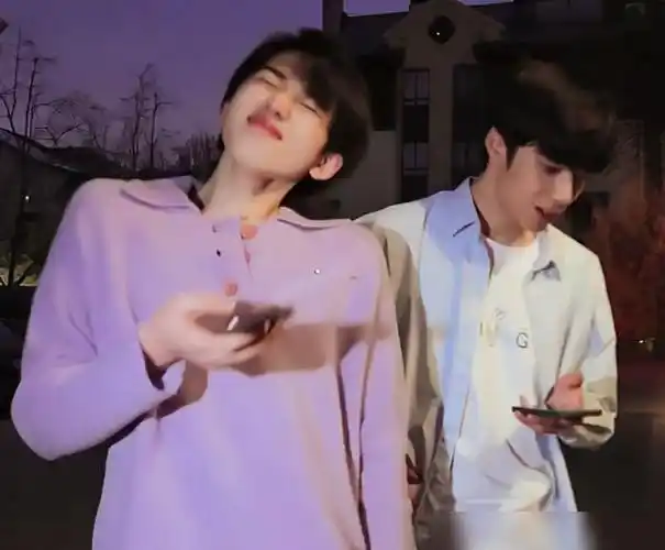 宋亚轩录节目被女生要手机号,得知女方身份,粉丝暗爽:必须给