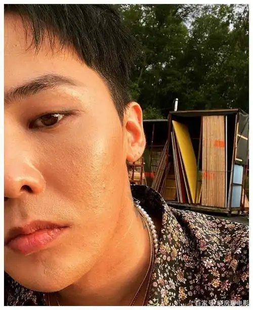 权志龙晒自拍成橘皮脸满脸痘痘太抢镜网友管理下皮肤吧