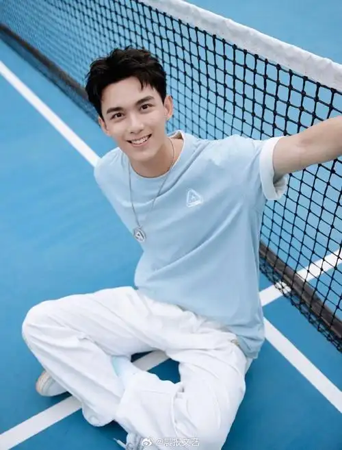 吴磊网球场拍照梦回宋三川