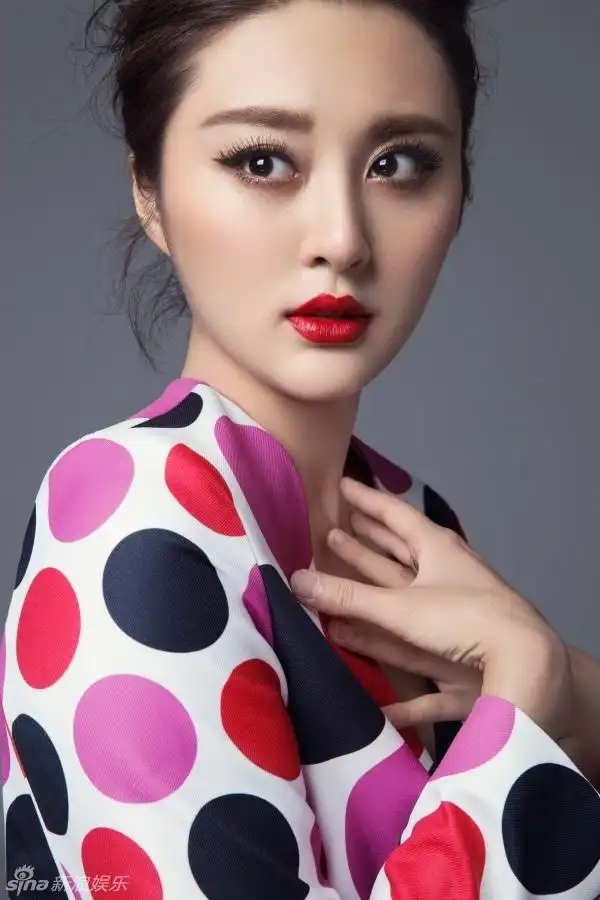 组图甘露大片炫彩裙装演绎夏日迷情