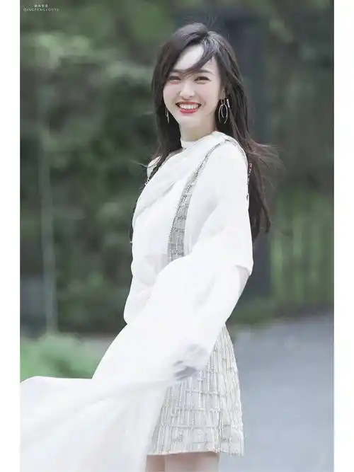 在平时我们可以多去学习一些明星的搭配,就像唐嫣的这些日常搭配也是