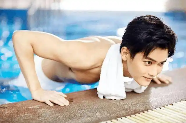 熊梓淇吧,无害又美好:身材真是太棒啦,那个腹肌,我天,鼻血