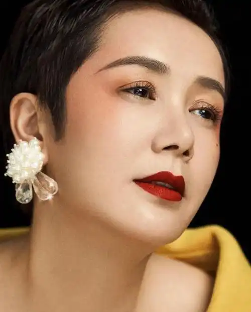 50岁蒋雯丽才是真放得开真空穿衣大秀丰满胸线却还是尴尬