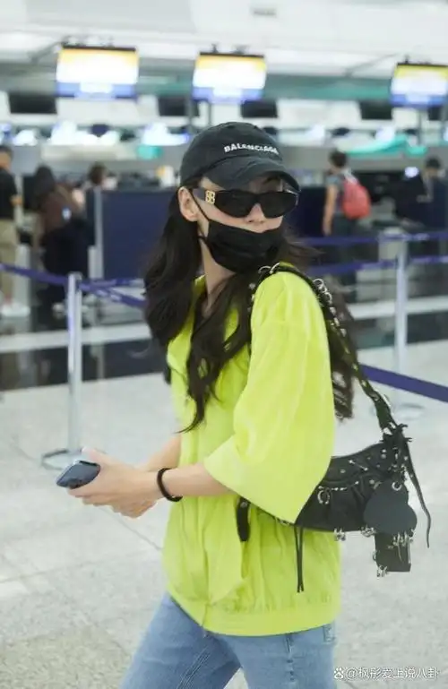 7月1日晚,中国影坛女神级人物张柏芝现身香港机场,飞往巴黎.