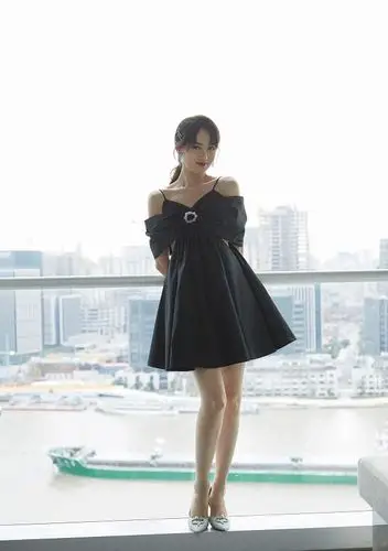 袁冰妍仗着自己身材好,故意将裙子两边挖空,秀出"括号腰"绝了