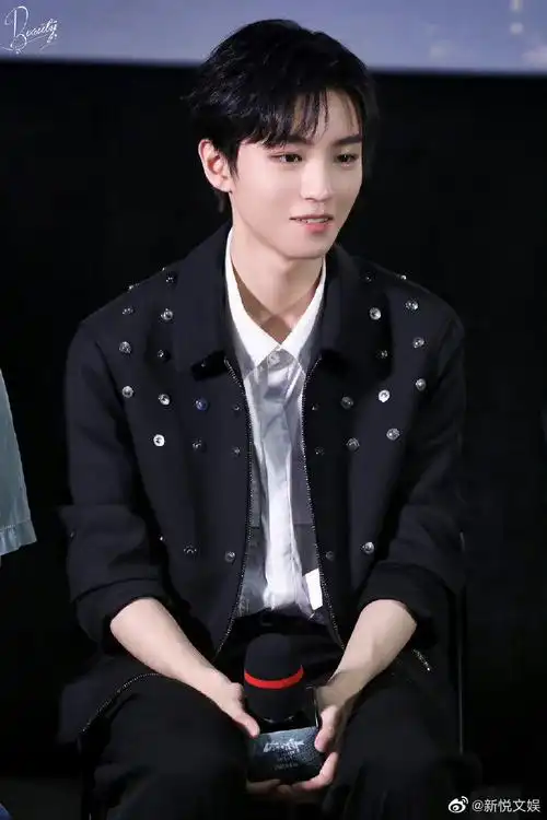 王俊凯戴红领巾打篮球