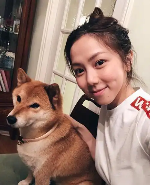 邓紫棋晒素颜照曝光被网友喷长得丑整个人都变得不自信了