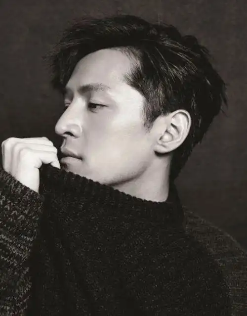 胡歌经过时间的沉淀,已经从清秀的大男孩蜕变成了成熟的男人,侧脸也