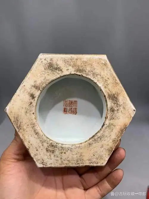 粉彩无双谱六方折沿盘口赏瓶是一件大清道光年制的瓷器艺术珍品,以其