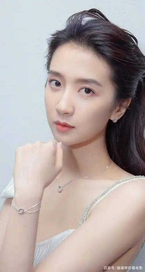 许龄月一个长得文静又清纯的美女