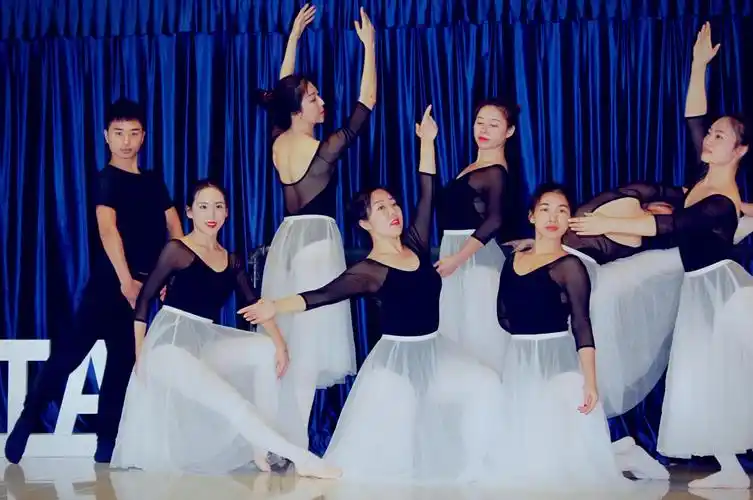 演出总会有结束的时候,但我们生命中的舞蹈永不谢幕. -艾瑞塔弟子班.