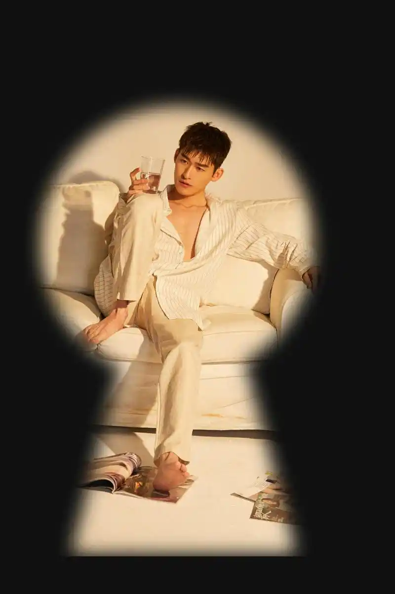 张翰写真照来袭条纹衬衫上演"半裸诱惑",时而对着镜头放出"眼神杀"